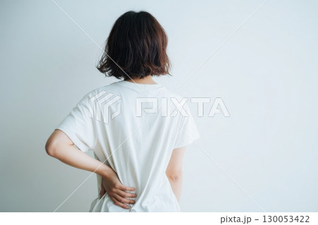 腰痛に悩む女性 腰痛に悩む女性 130053422