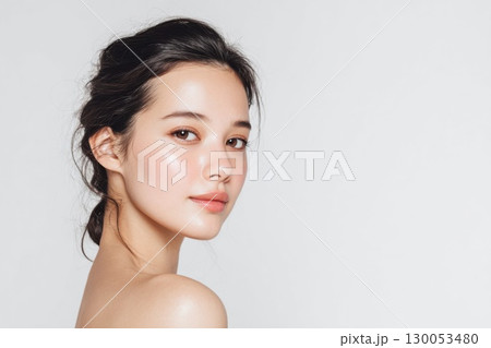 カメラ目線の笑顔の美肌女性 130053480