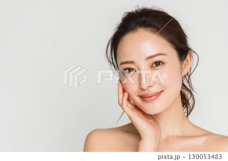 カメラ目線の笑顔の女性 130053483