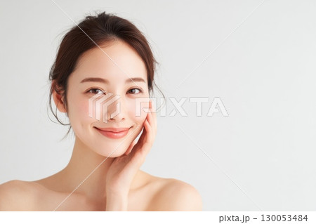 カメラ目線の笑顔の女性 130053484