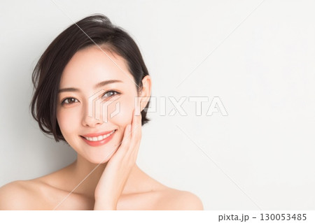 カメラ目線の笑顔の女性 130053485