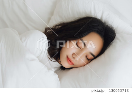 布団/ベッドで安らかに眠る女性/睡眠/安眠 130053718