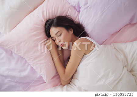 布団/ベッドで安らかに眠る女性/睡眠/安眠 130053723