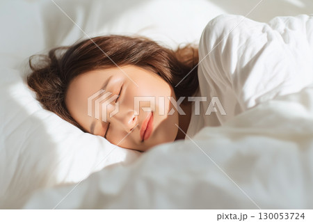 布団/ベッドで安らかに眠る女性/睡眠/安眠 130053724