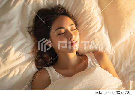 布団/ベッドで安らかに眠る女性/睡眠/安眠 130053726