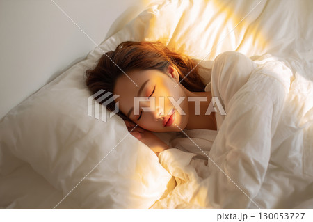 布団/ベッドで安らかに眠る女性/睡眠/安眠 130053727