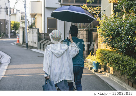 住宅街　日傘　二人　散歩をする高齢者 130053813