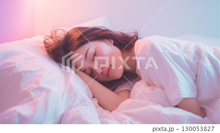 白い布団/ベッドで安らかに眠る女性 130053827