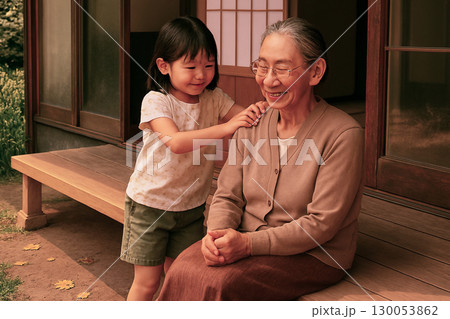 昭和の情景　祖母の肩もみをする孫娘 130053862