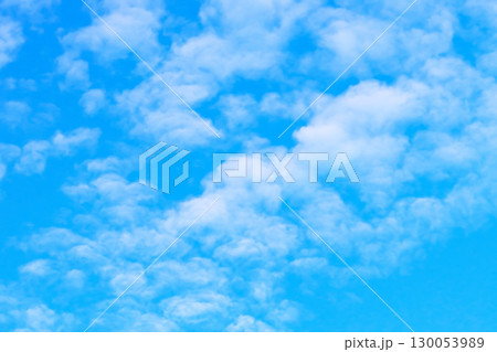 青空と白い雲・背景素材 青空と白い雲・背景素材 130053989