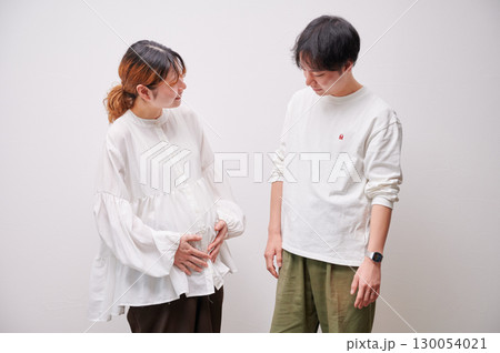 向き合う夫婦　妊婦　マタニティ 130054021