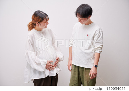向き合う夫婦 妊婦 マタニティ 向き合う夫婦 妊婦 マタニティ 130054023