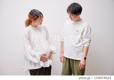 向き合う夫婦　妊婦　マタニティ 130054024