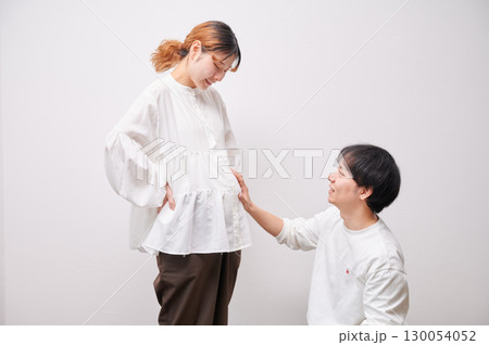向き合う夫婦　妊婦　マタニティ 130054052