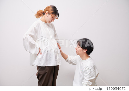 向き合う夫婦　妊婦　マタニティ 130054072