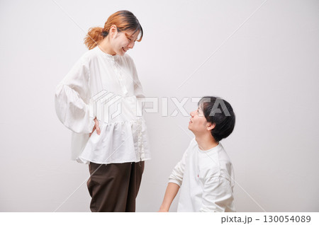 向き合う夫婦　妊婦　マタニティ 130054089