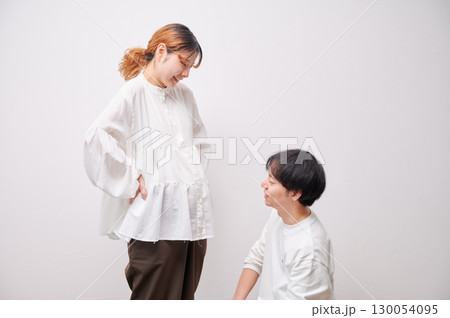 向き合う夫婦　妊婦　マタニティ 130054095