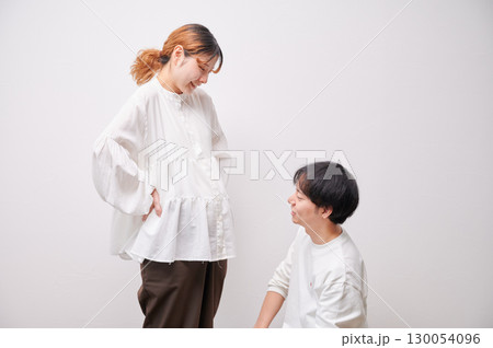 向き合う夫婦 妊婦 マタニティ 向き合う夫婦 妊婦 マタニティ 130054096