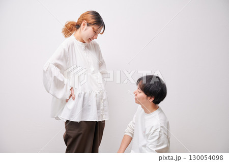 向き合う夫婦　妊婦　マタニティ 130054098