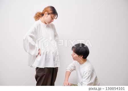向き合う夫婦　妊婦　マタニティ 130054101