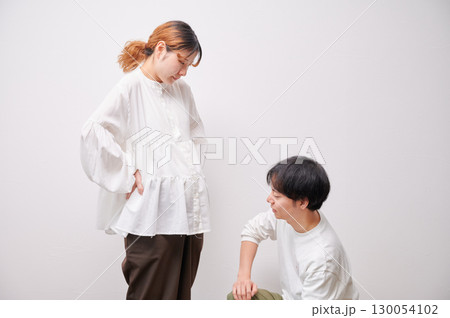 向き合う夫婦　妊婦　マタニティ 130054102