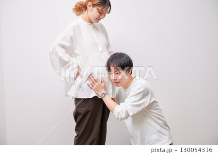 向き合う夫婦　妊婦　マタニティ 130054316