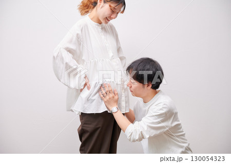 向き合う夫婦 妊婦 マタニティ 向き合う夫婦 妊婦 マタニティ 130054323