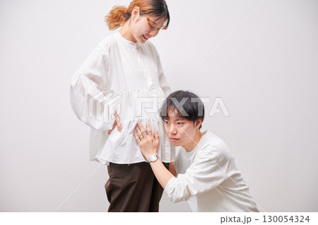 向き合う夫婦　妊婦　マタニティ 130054324