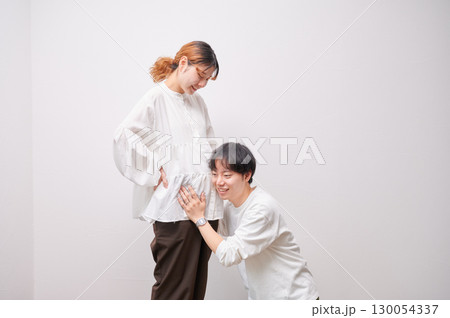 向き合う夫婦　妊婦　マタニティ 130054337