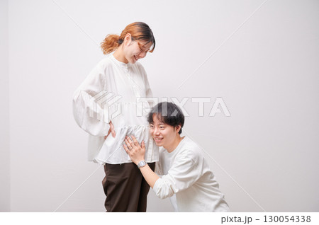 向き合う夫婦　妊婦　マタニティ 130054338