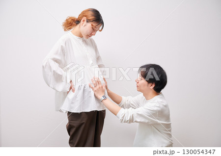 向き合う夫婦 妊婦 マタニティ 向き合う夫婦 妊婦 マタニティ 130054347
