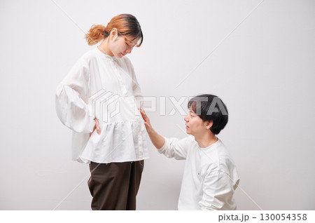 向き合う夫婦 妊婦 マタニティ 向き合う夫婦 妊婦 マタニティ 130054358