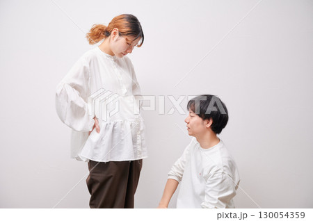 向き合う夫婦　妊婦　マタニティ 130054359