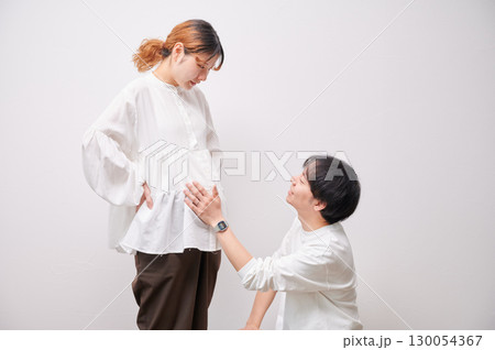 向き合う夫婦 妊婦 マタニティ 向き合う夫婦 妊婦 マタニティ 130054367