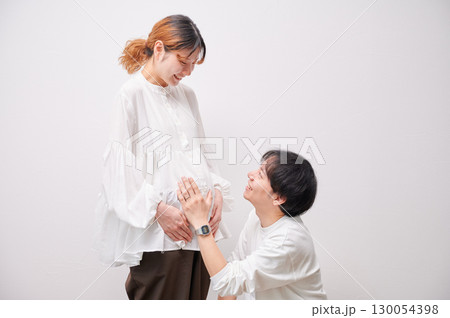 向き合う夫婦 妊婦 マタニティ 向き合う夫婦 妊婦 マタニティ 130054398