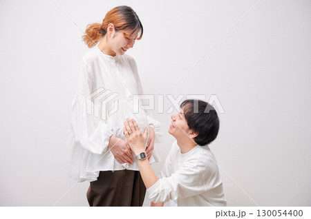 向き合う夫婦 妊婦 マタニティ 向き合う夫婦 妊婦 マタニティ 130054400