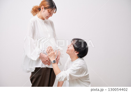 向き合う夫婦 妊婦 マタニティ 向き合う夫婦 妊婦 マタニティ 130054402