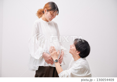 向き合う夫婦 妊婦 マタニティ 向き合う夫婦 妊婦 マタニティ 130054409