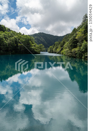 青い湖面が美しい志賀高原 大沼池 青い湖面が美しい志賀高原 大沼池 130054429