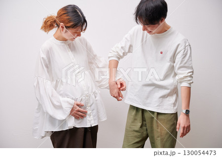 向き合う夫婦　妊婦　マタニティ 130054473