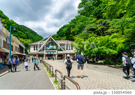 【東京都】大自然に囲まれた高尾山のケーブルカー乗り場 130054560
