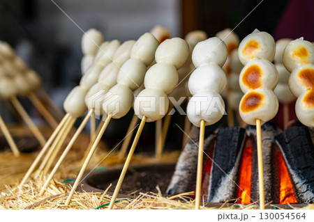 【東京都】高尾山にある炭火で焼かれた三福だんご 【東京都】高尾山にある炭火で焼かれた三福だんご 130054564