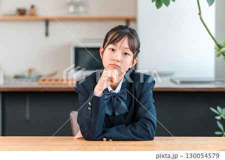 家で悩む,困る表情をする制服姿の中学生,高校生,小学生 家で悩む,困る表情をする制服姿の中学生,高校生,小学生 130054579