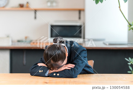 家で悩む,困る,頭痛,体調不良の制服姿の中学生,高校生,小学生 130054588