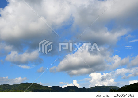 青空と白い雲、夏の雲 青空と白い雲、夏の雲 130054663