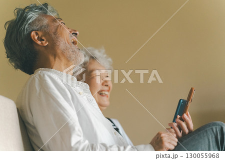 老後の老夫婦 スマホデビュー 老後の老夫婦 スマホデビュー 130055968