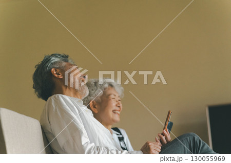 老後の老夫婦　スマホデビュー 130055969