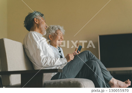 老後の老夫婦　スマホデビュー 130055970