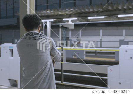 駅のホームで電車を待つ男性 顔無し 駅のホームで電車を待つ男性 顔無し 130056216
