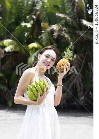 パイナップルとバナナを持つ女性 130056524